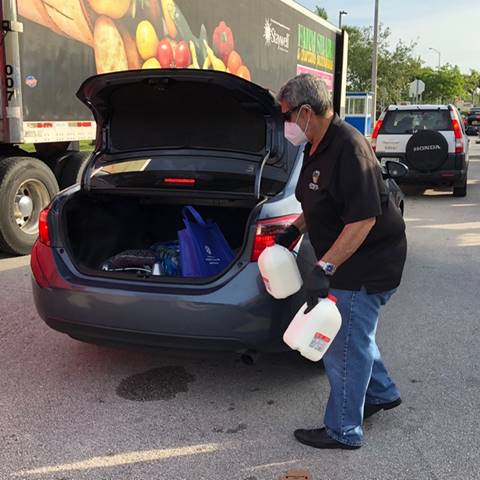 Commissioner Diaz helps distributes food