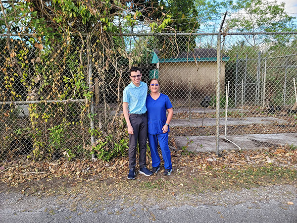 Volunteers Consuelo and Sebastian at Fruit & Spice Park.