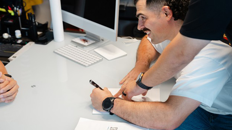 MDSO Deputy Hernandez signing paperwork
