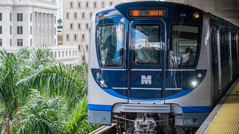 Picture of Metrorail arriving to Government Center