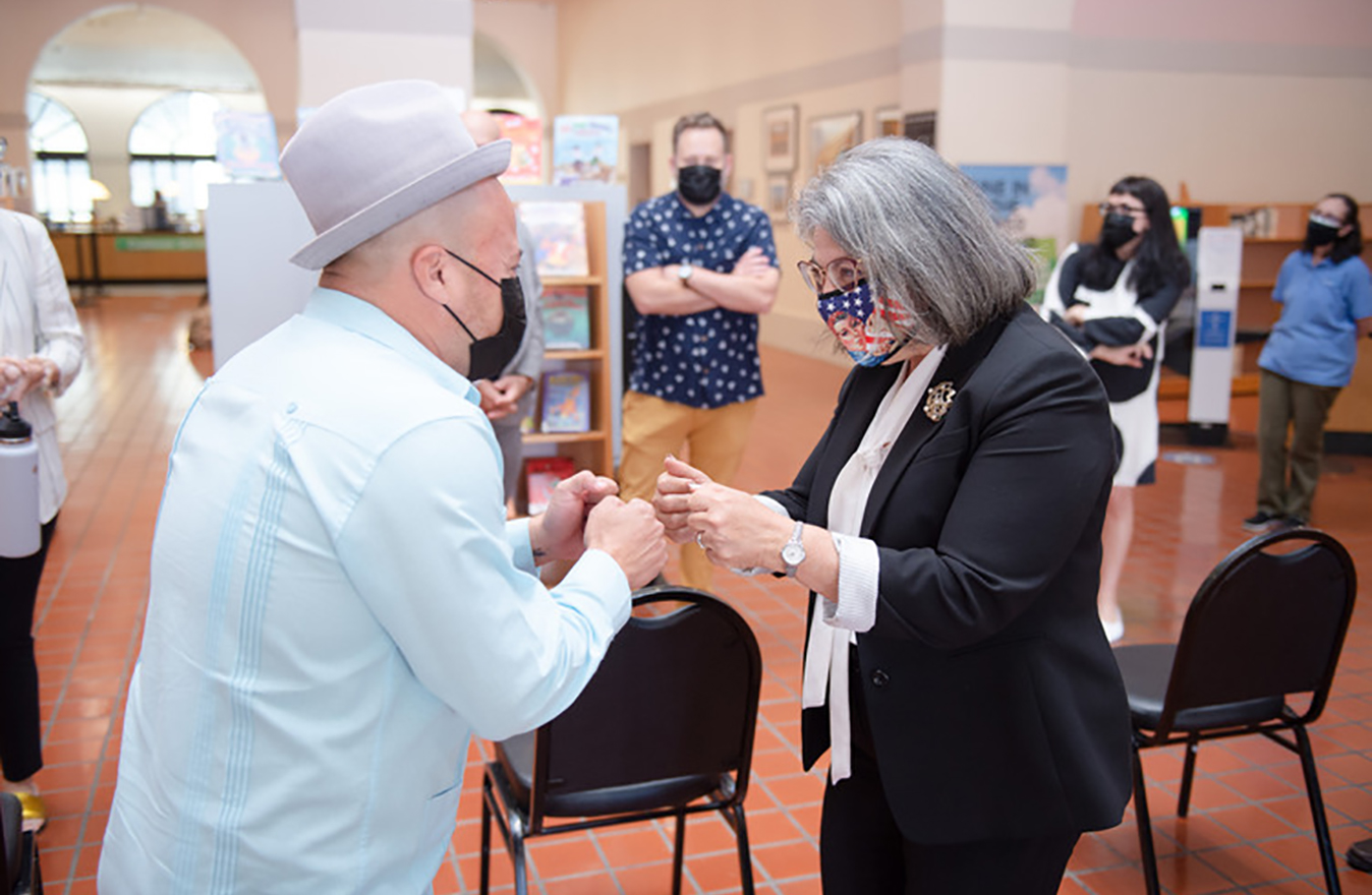 Mayor at the library.