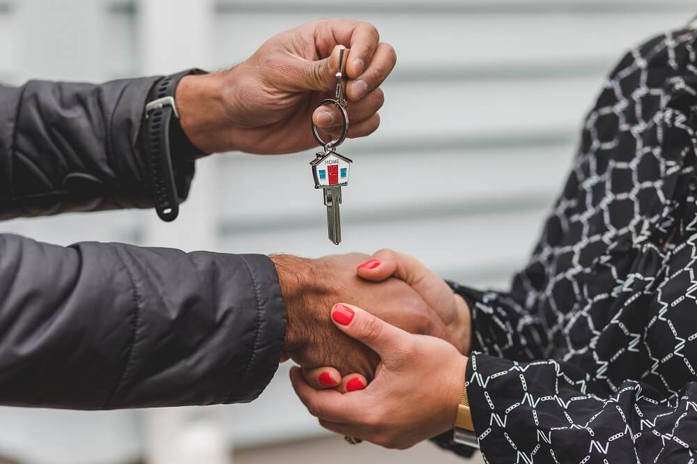 Image of hands holding house keys.