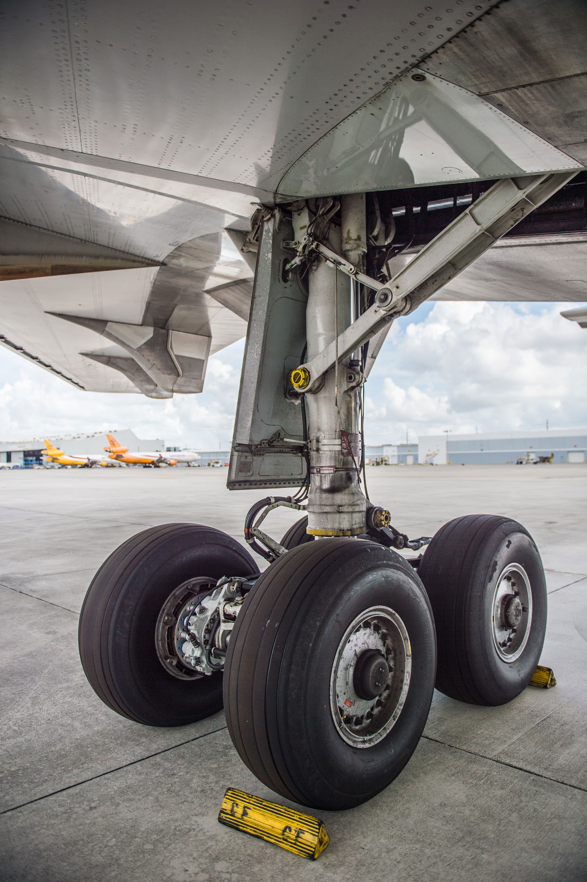 airplane wheels, landing gear 